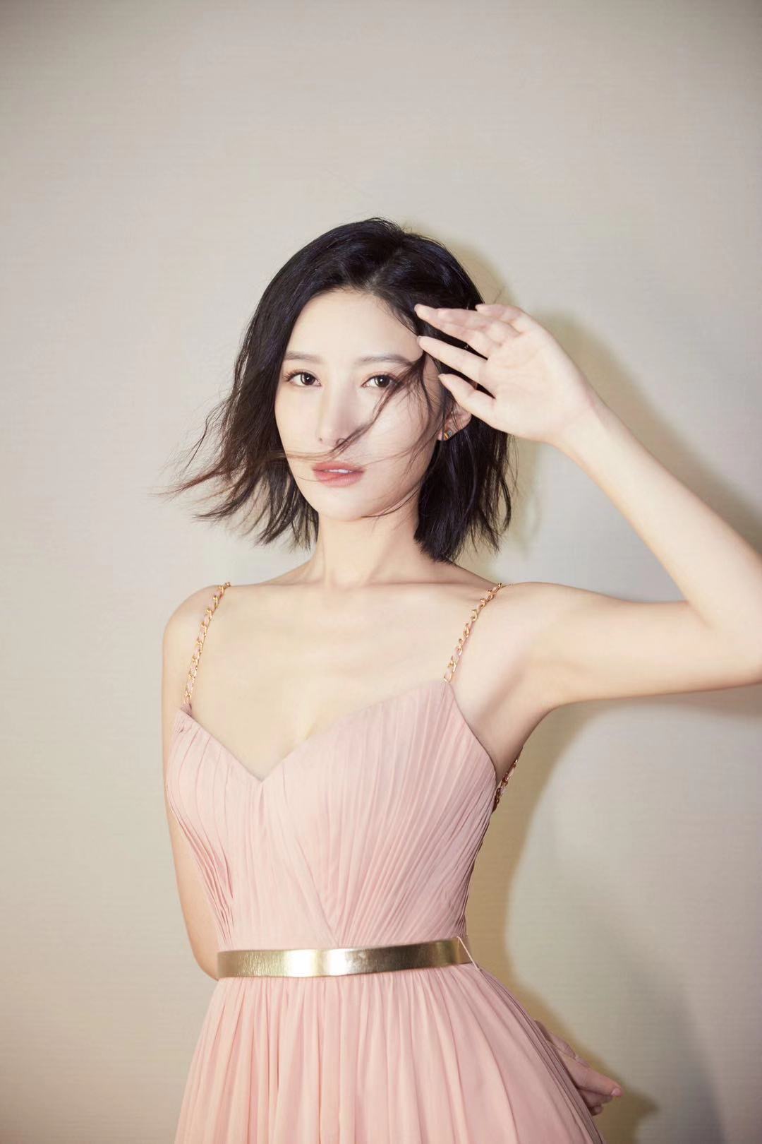 吴优身着粉色纱裙尽显完美身材