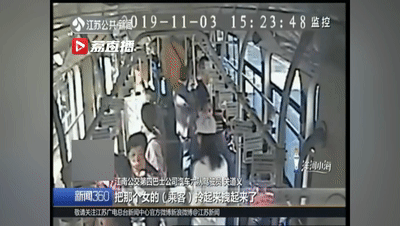 野蛮！没有公德！男子公交车后门上车 还将有座的乘客拎起 自己占座