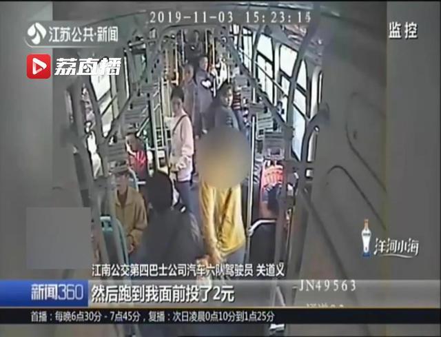 野蛮！没有公德！男子公交车后门上车 还将有座的乘客拎起 自己占座