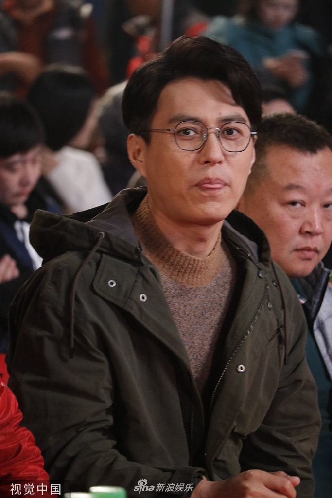 靳东素颜戴眼镜亮相 拍手大笑吐舌卖萌