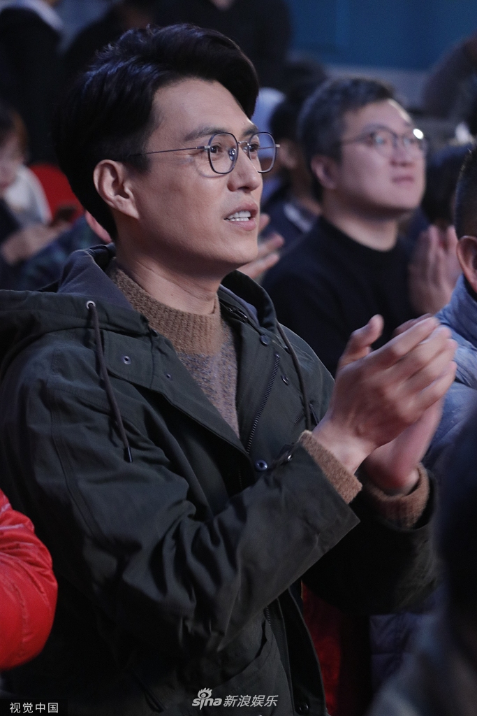 靳东素颜戴眼镜亮相 拍手大笑吐舌卖萌