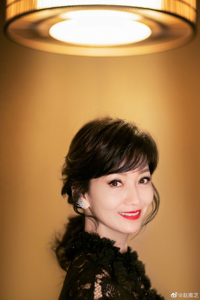 赵雅芝黑色镂空礼裙优雅端庄 精致红唇衬皮肤紧致状态佳