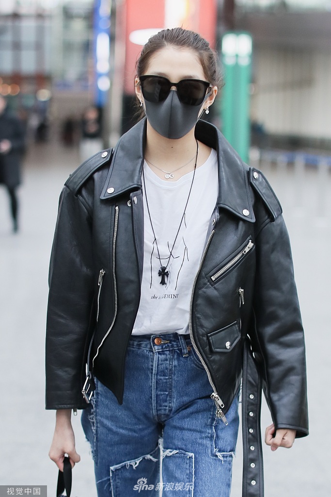 关晓彤戴墨镜穿皮衣又美又飒 高扎丸子化身机车女孩