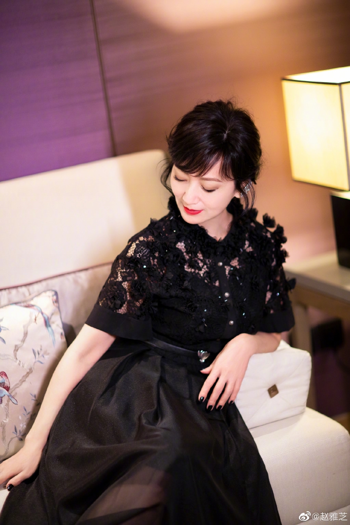 赵雅芝黑色镂空礼裙优雅端庄 精致红唇衬皮肤紧致状态佳