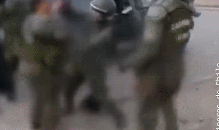 同事在帮助灭火/视频截图