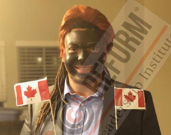 彼得斯“黑脸”造型出席学生会议被赶出场。图源：“校园改革”网站