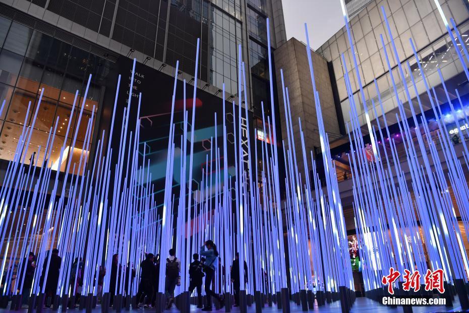 486支高达6米的灯柱打造巨型光之森林