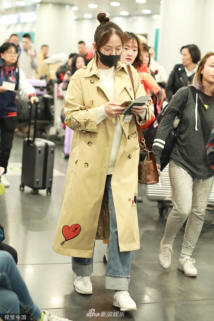 陈乔恩素颜戴金丝眼镜现身 扎丸子头穿风衣清新美丽