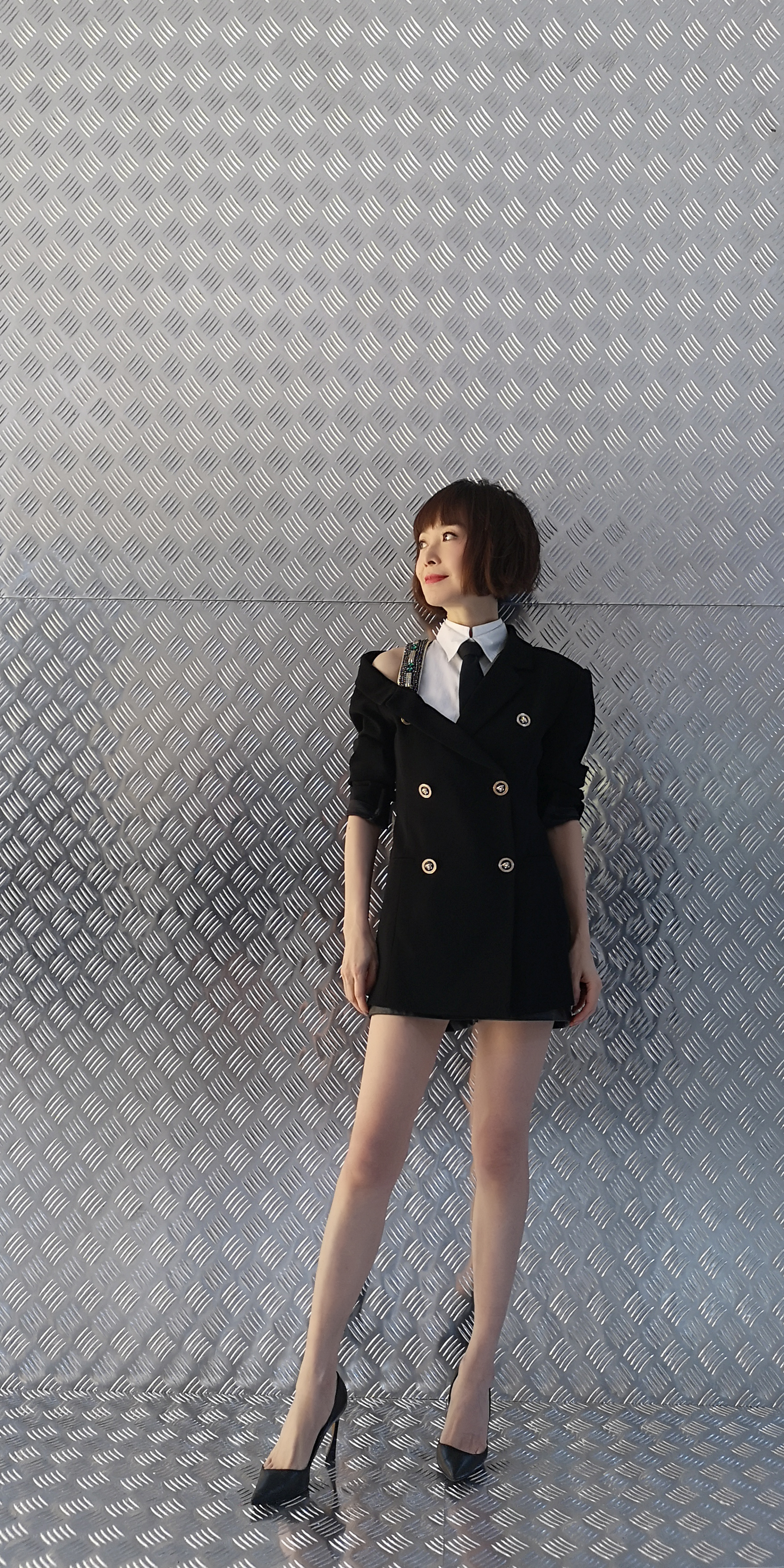 陈鲁豫通勤西装现身 大玩中性复古风潮