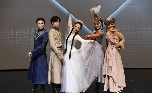 11月6日，佟丽娅《在远方在这里》试演，丫丫与一众舞蹈演员翩翩起舞美不胜收。