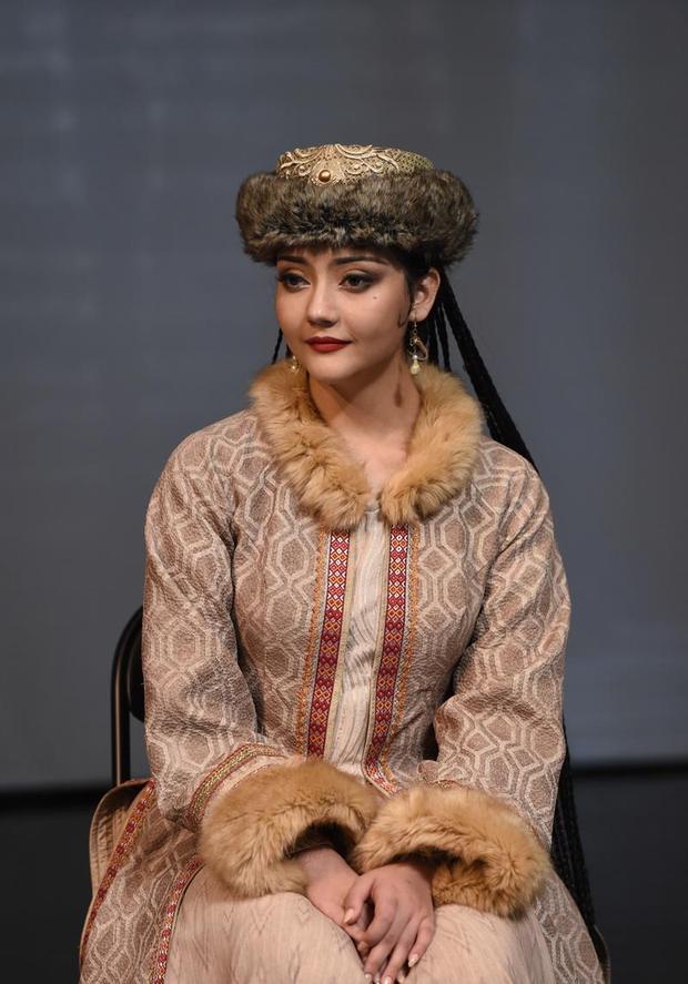 同剧的女演员身穿具有民族特色的服饰，美艳深邃，新疆女孩都太漂亮了！