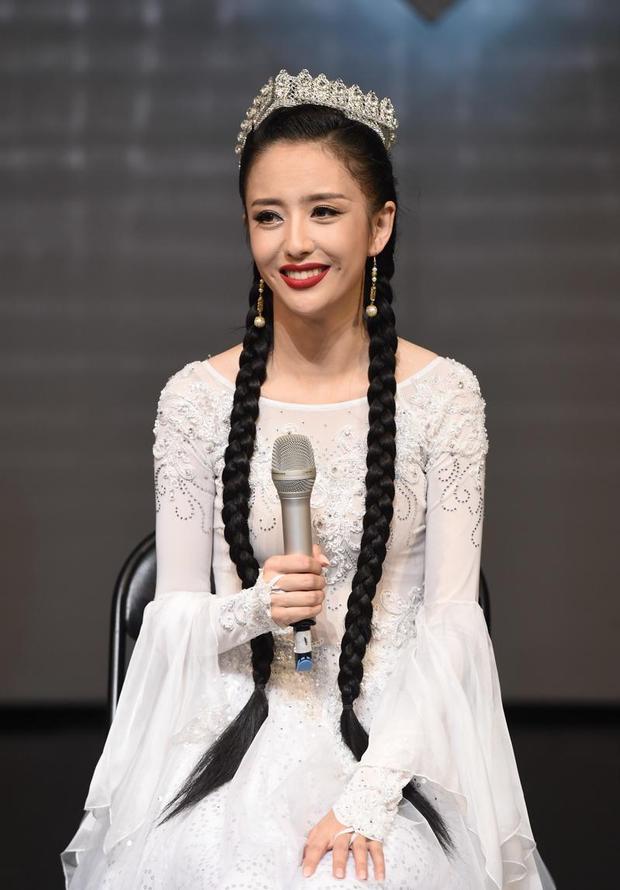 丫丫笑容灿烂，活脱脱一个神秘魅惑的美艳女郎，瓜子脸尖下巴瞩目。
