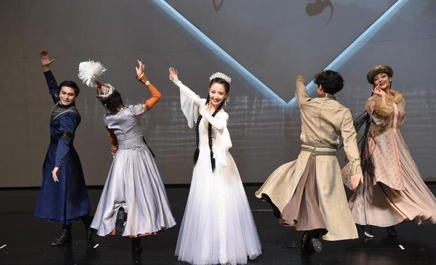 佟丽娅稳居C位，与众演员共舞，翩翩起舞似画中仙。
