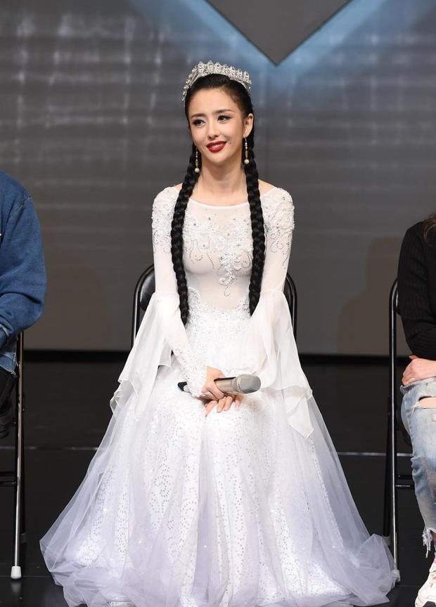 丫丫眉眼含情，紧身的服饰勾勒出完美神仙，女神范十足。