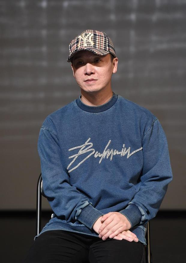 导演董杰也现身，戴着彩色棒球帽身穿蓝色卫衣，与舞蹈演员们的精致着装相比低调很多。