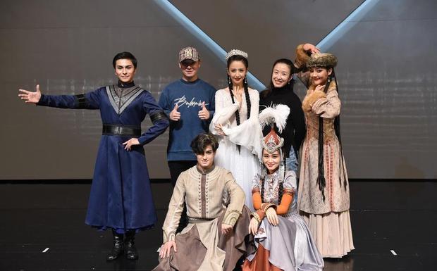 大合照时，舞蹈演员们摆出标志性动作。