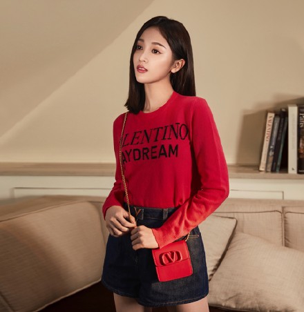 刘诗诗吴宣仪撞衫 一个甜笑温柔一个表情高冷