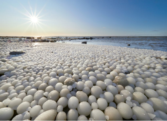 芬兰海岸发现数千颗稀有“冰蛋”。图源：《卫报》