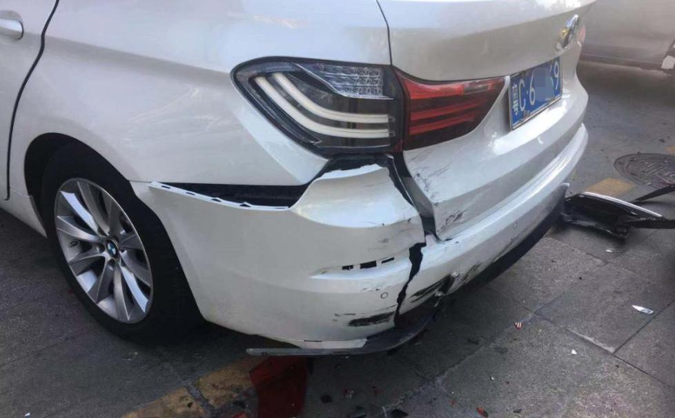 隔壁的江淮小车也因为同样的原因,右前轮爆胎漏气,车尾也被怼出一个