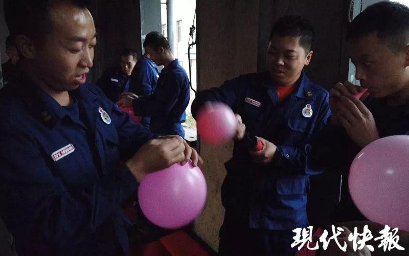 △战友们在训练塔内提前布置反求婚场地