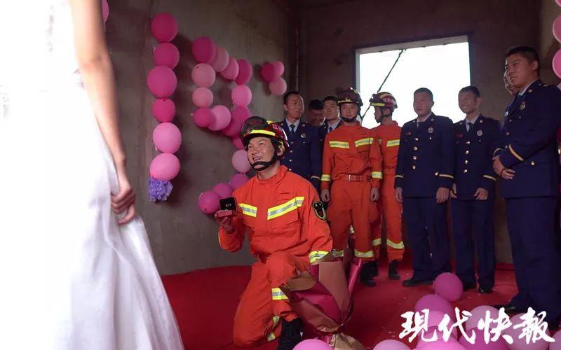 △王青向消防员男友反求婚