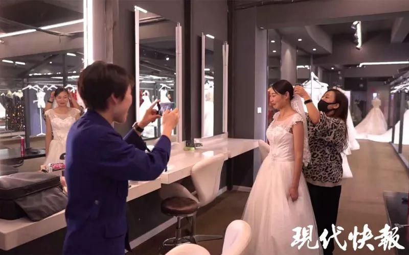 △王青提前到婚纱店化妆