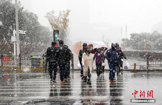 图为市民冒雪出行。中新社记者 马铭言 摄