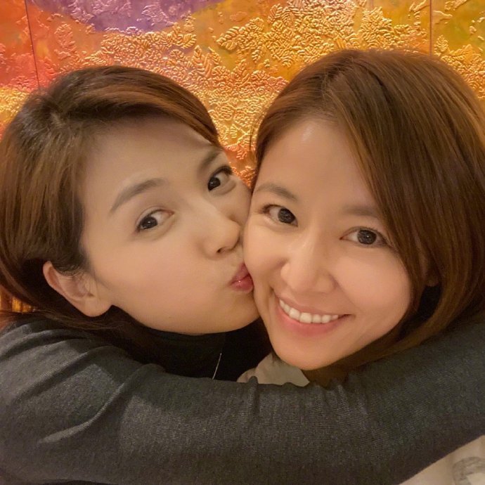 林心如刘涛晒贴脸亲密合照素颜出镜状态佳