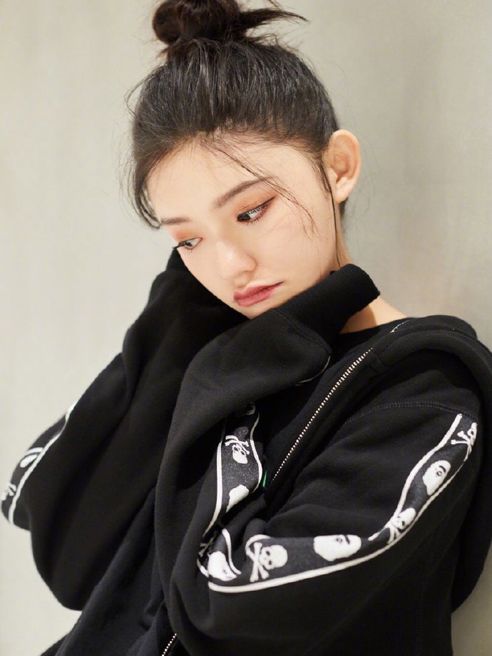 林允高扎丸子头清纯娇俏双手捂脸盯镜头显楚楚可怜