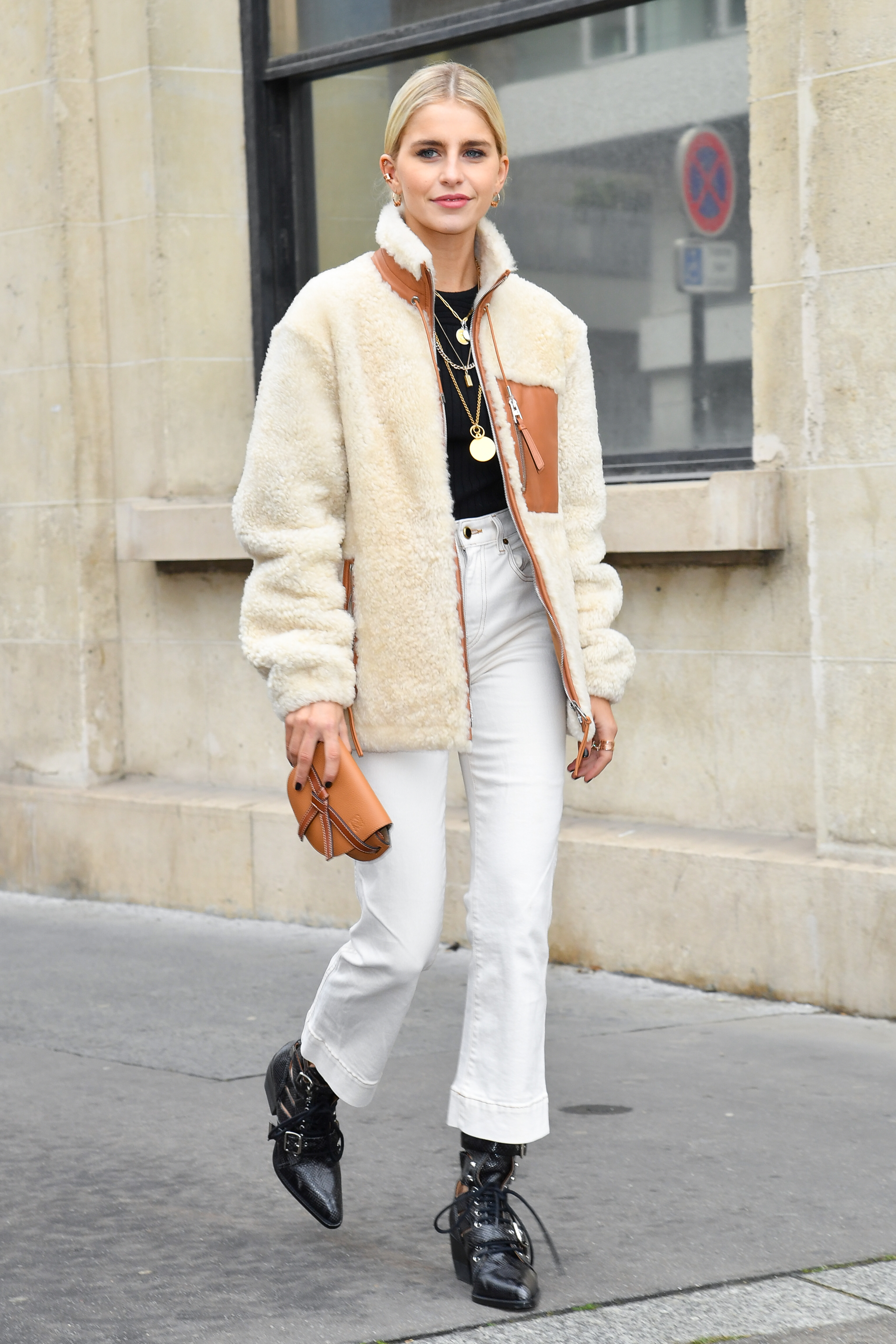 倪妮就在最新的街拍中pick了一件白色的羊羔毛外套,搭配水洗牛仔裤