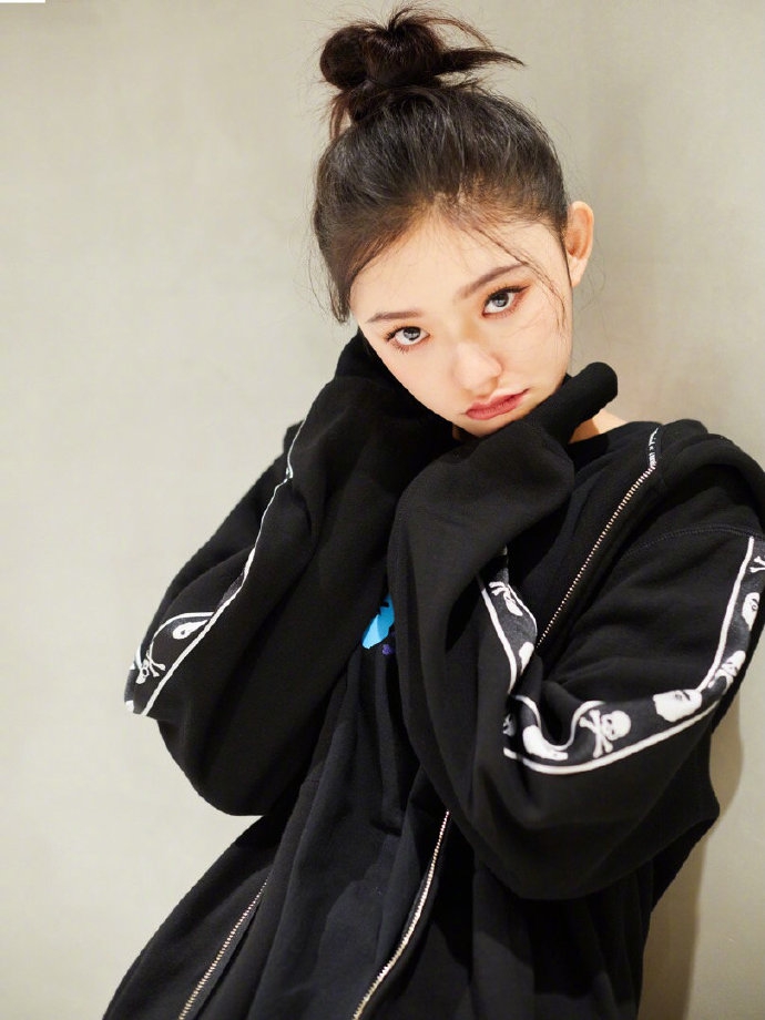 林允高扎丸子头清纯娇俏双手捂脸盯镜头显楚楚可怜