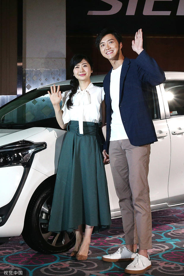 福原爱江宏杰牵手亮相 扎麻花辫灿笑甜美似少女