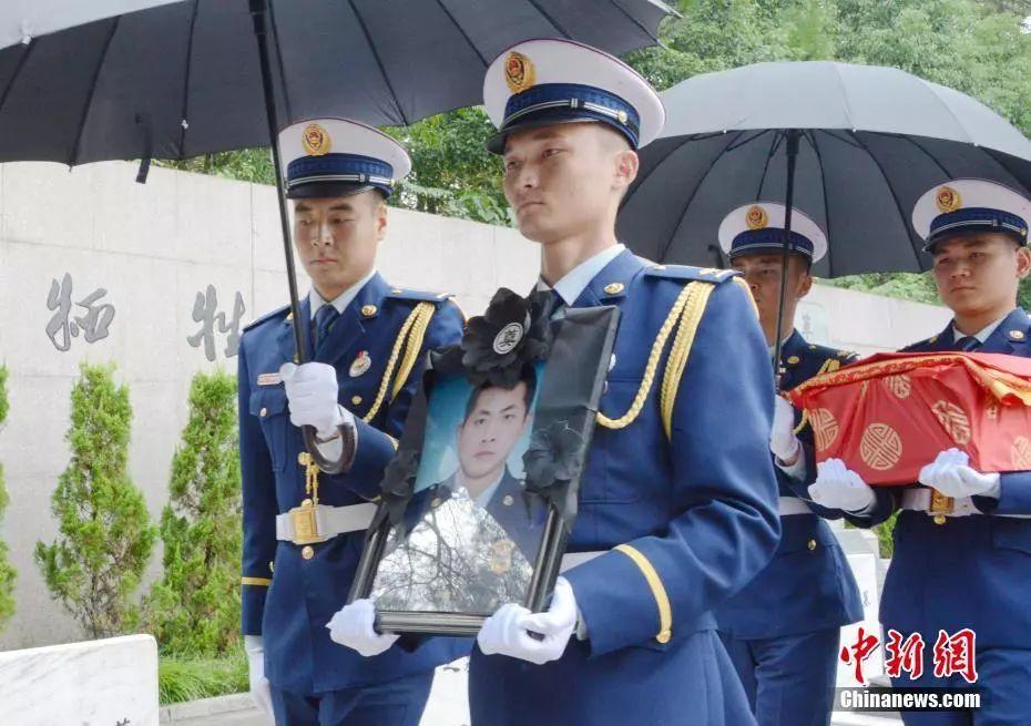 中新社发 梁飞 摄你可曾记得在今年热映的电影《烈火英雄》中有一句