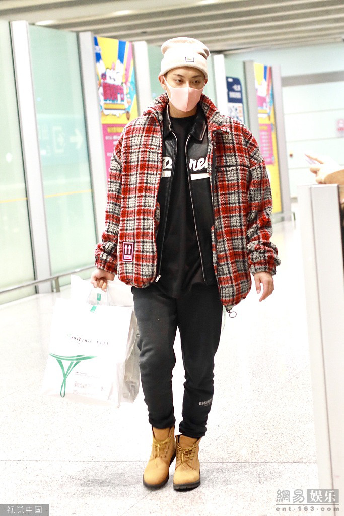黄子韬退出微博后首亮相装扮亮眼深夜赶路