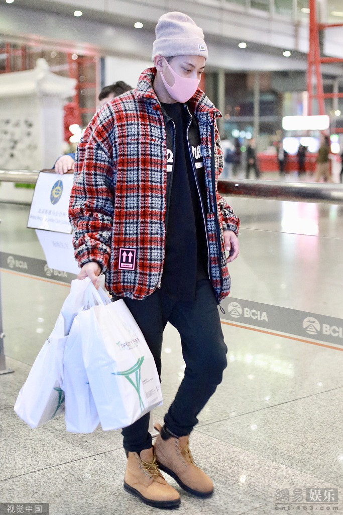 黄子韬退出微博后首亮相装扮亮眼深夜赶路