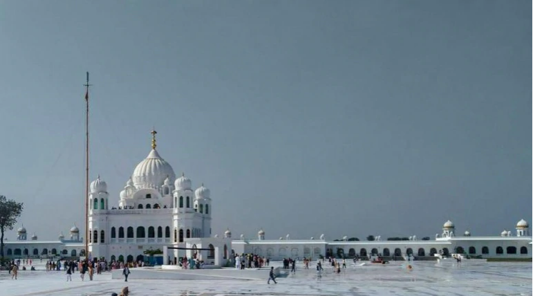 走廊连接巴基斯坦锡克教神庙与印度德拉巴巴纳纳克镇 图源：PTI photo