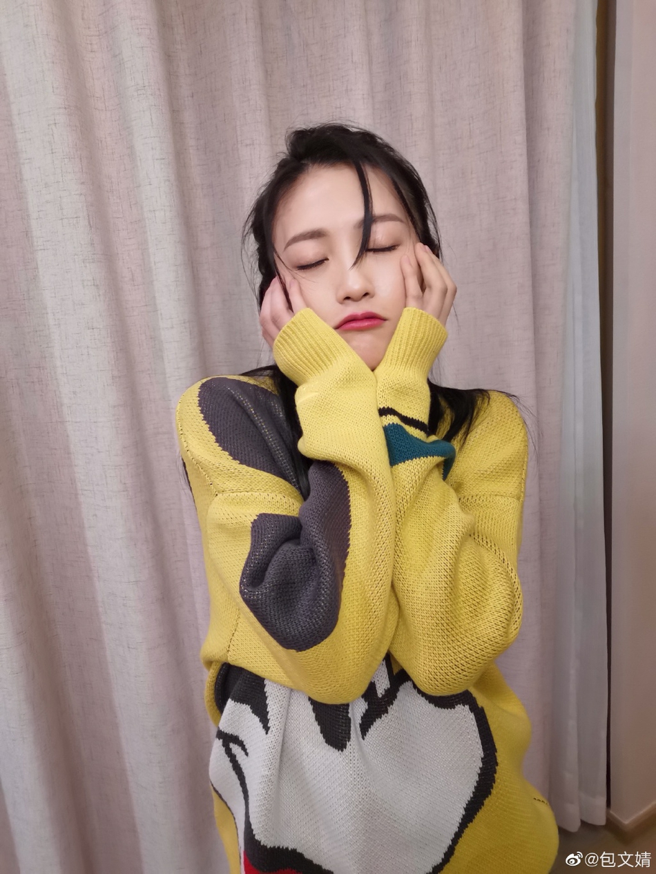 包文婧晒美照比v卖萌 饺子蹲地上手握萝卜可爱满分