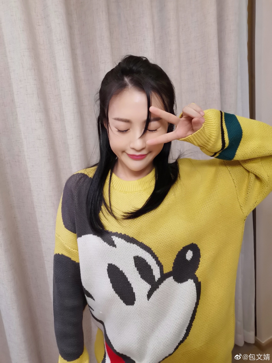包文婧晒美照比v卖萌 饺子蹲地上手握萝卜可爱满分