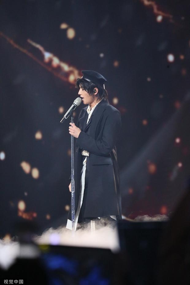 杨洋贝雷帽搭风衣沉稳内敛深情演唱假发造型吸睛