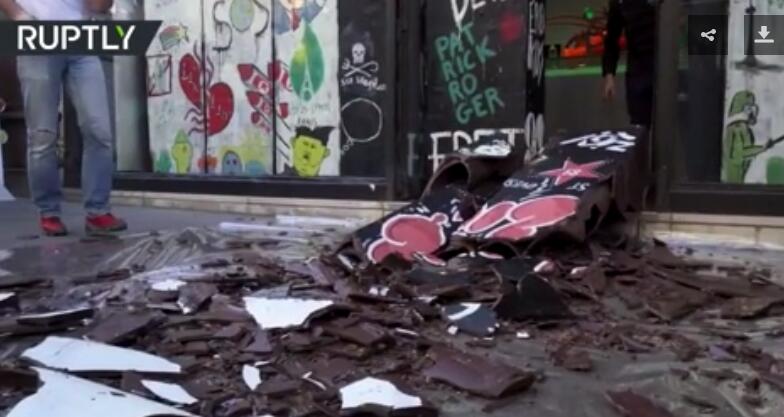 为纪念柏林墙倒塌30周年，巴黎巧克力大师亲手推倒了巧克力“柏林墙”