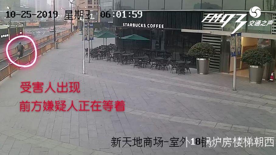 过了没几分钟，一个穿着深色西装外套的“霸道总裁”大摇大摆地过来了。