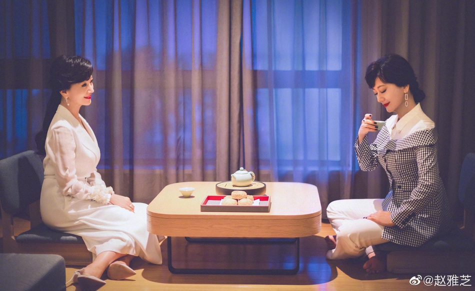 65岁赵雅芝晒近照优雅端坐喝茶容貌衣着似少女