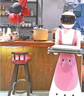 汉阳龙阳村地铁站内一家餐厅的“粉丝少女”机器人服务员