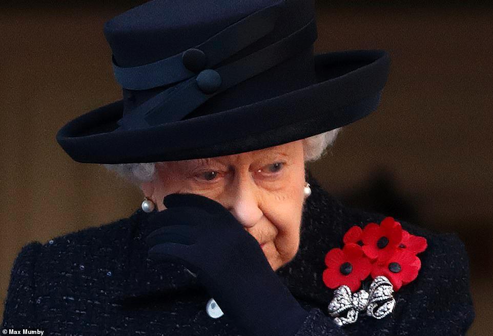 英女王用手擦去了脸上的泪水。（每日邮报）