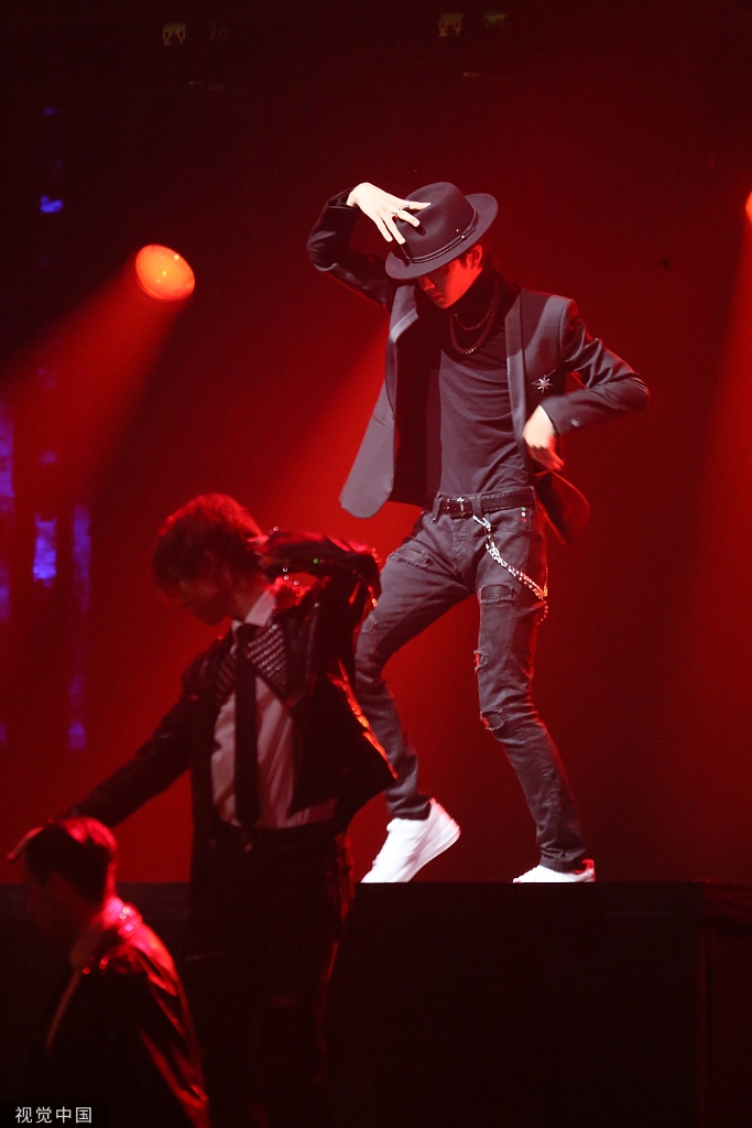 王一博穿黑色西装酷帅有型 跳超a舞蹈引全场尖叫