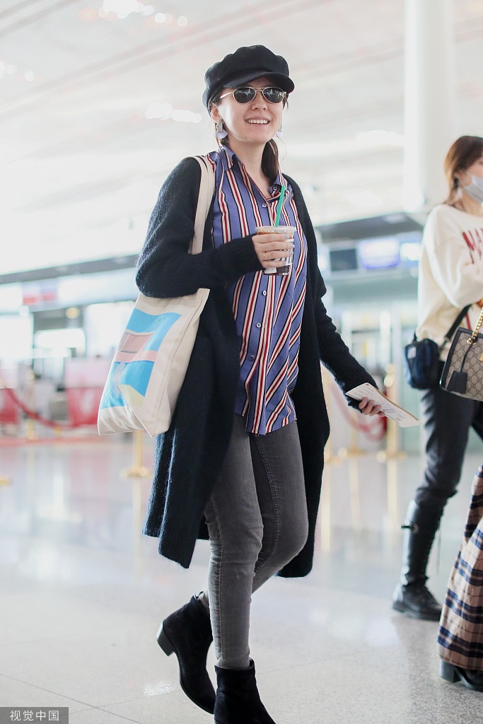 11月11日,热依扎现身机场.
