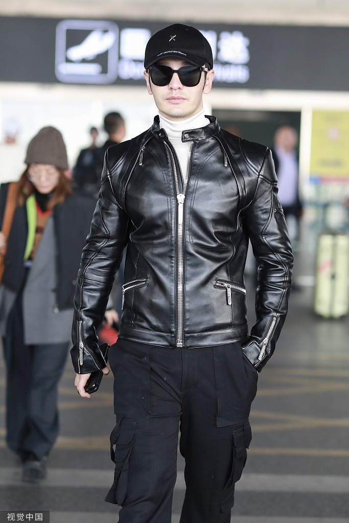 黄晓明穿皮衣架黑超装扮酷帅 插兜疾走带风气场开挂