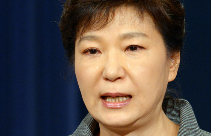 2014年，时任韩国总统朴槿惠就船难发表国民谈话，边读名字边流泪。