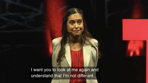 考克斯站在TED舞台。图源：TED视频截图