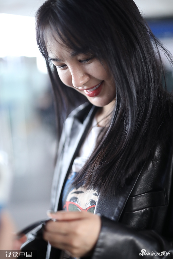 李菲儿机场上演"捧脸杀" 穿长款皮衣走路带风